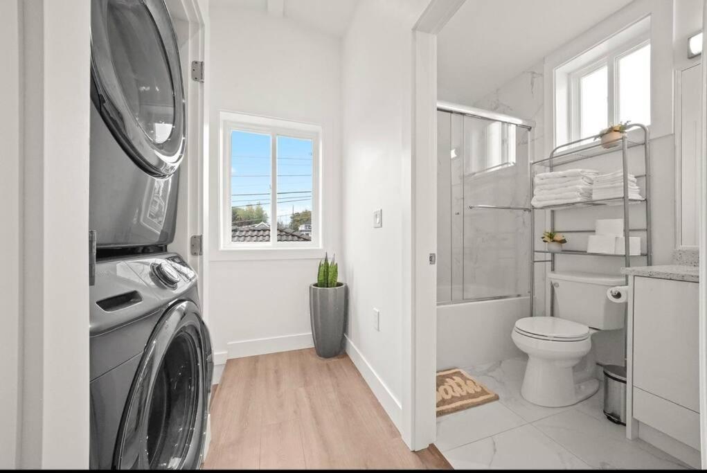Entire New Cozy And Modern 2-Storey House Ванкувер Экстерьер фото