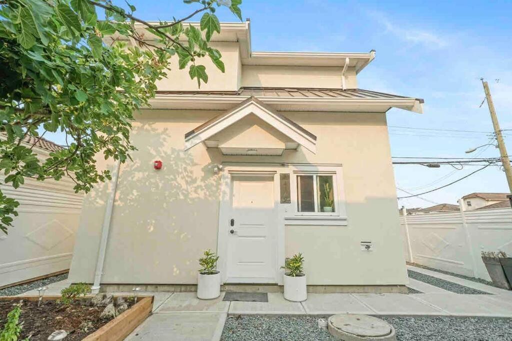Entire New Cozy And Modern 2-Storey House Ванкувер Экстерьер фото